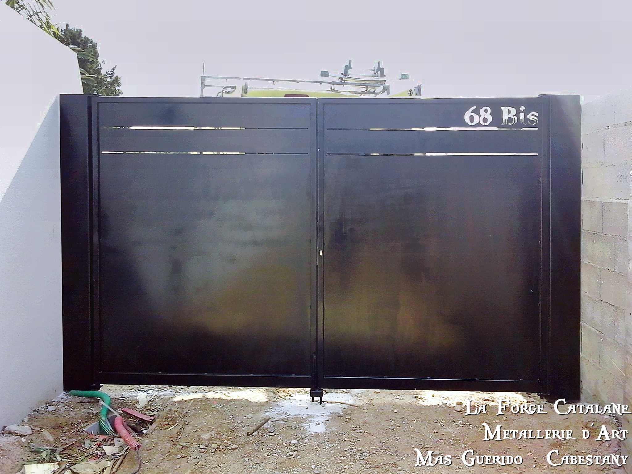 Portail 2 vantaux tole pleine decoupe laser motorisation forge catalane.jpg